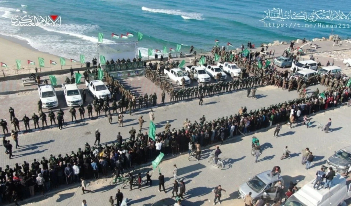 Miembros de las Brigadas Al Qassam, brazo armado de Hamas, entregan a prisioneros israelíes en Gaza.