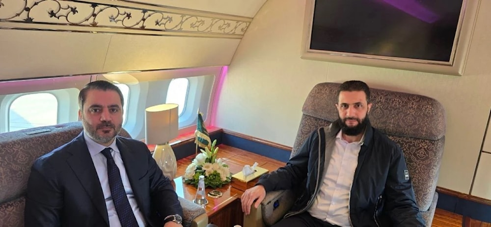 El presidente interino de Siria, Ahmed Al-Sharaa (Al Golani), y el  ministro de Asuntos Exteriores de Arabia Saudita, Asad Al-Shibani, viajan en avión privado rumbo a Riad.