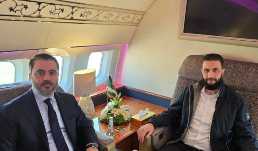 El presidente interino de Siria, Ahmed Al-Sharaa (Al Golani), y el  ministro de Asuntos Exteriores de Arabia Saudita, Asad Al-Shibani, viajan en avión privado rumbo a Riad.