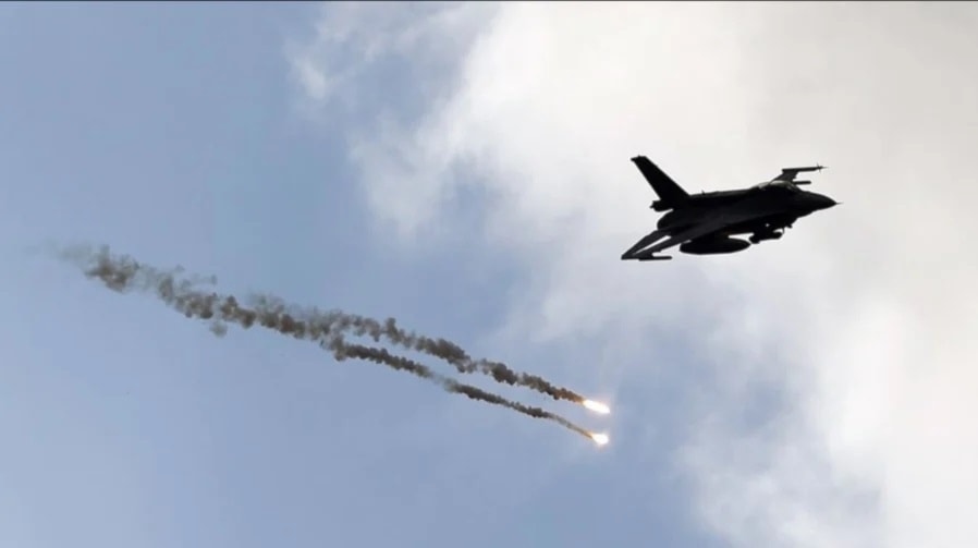 Caza F-16 de la fuerza aérea de Irak.