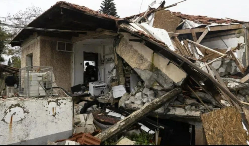 Los colonos criticaron la decisión del gobierno israelí de ordenar su retorno mientras numerosas viviendas e infraestructuras públicas siguen destruidas. Los colonos criticaron la decisión del gobierno israelí de ordenar su retorno mientras numerosas viviendas e infraestructuras públicas siguen destruidas.