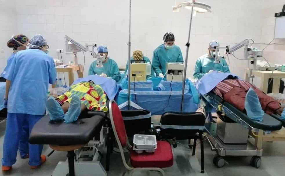 Médicos de China recuperarán la visión de 600 pacientes en Zimbabue