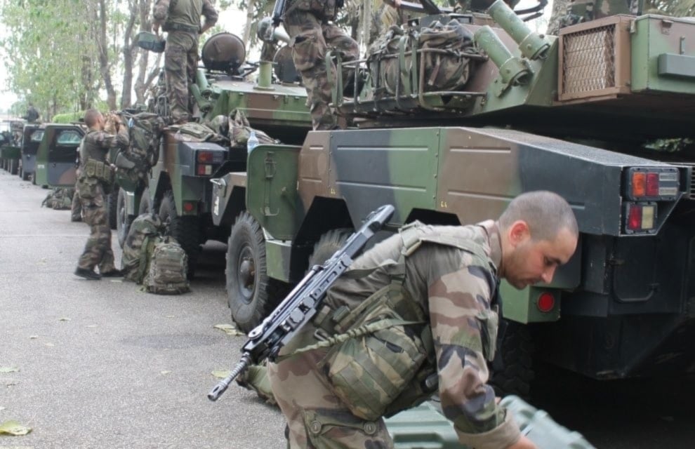 Francia entrega a Costa de Marfil una base militar cerca de Abiyán