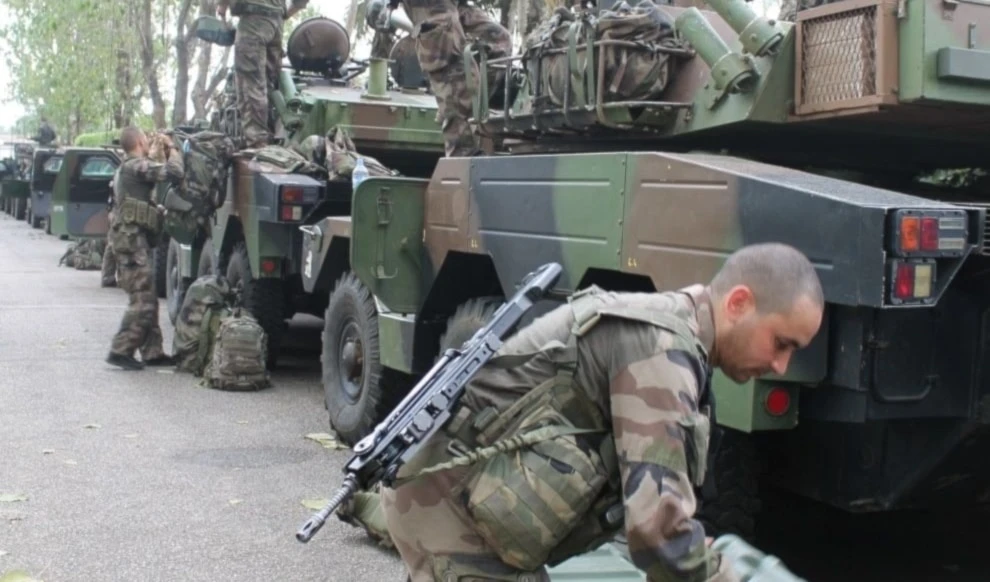 Francia entrega a Costa de Marfil una base militar cerca de Abiyán Francia entrega a Costa de Marfil una base militar cerca de Abiyán