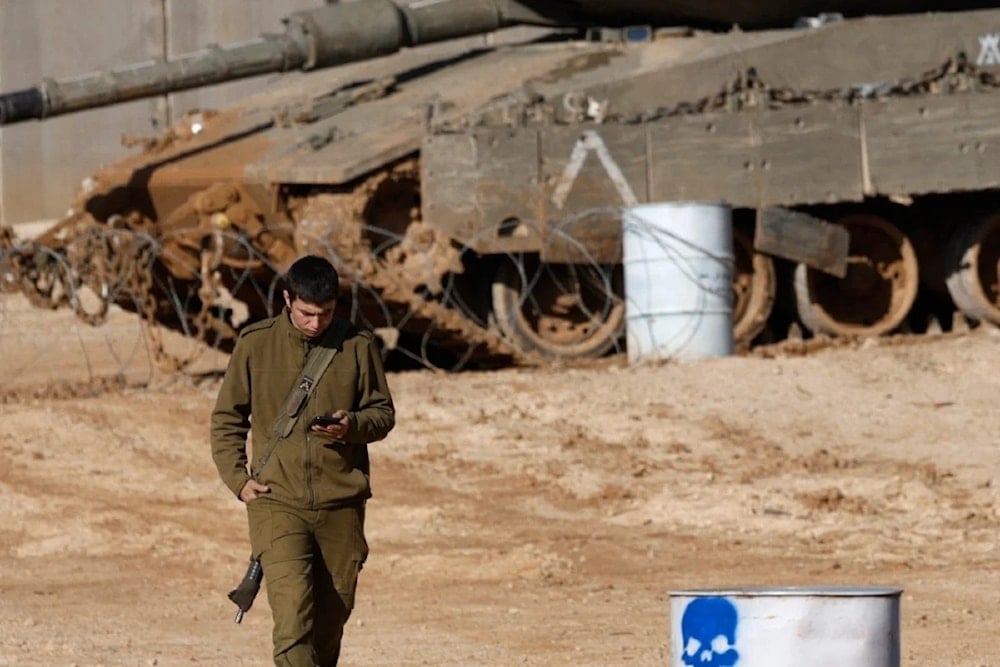 Un soldado israelí cerca de la frontera libanesa después de la retirada del ejército del sur del país.