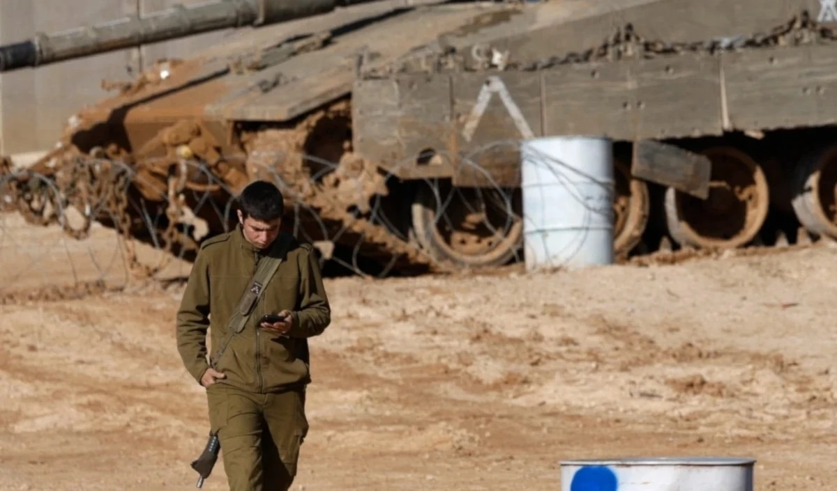 Un soldado israelí cerca de la frontera libanesa después de la retirada del ejército del sur del país.