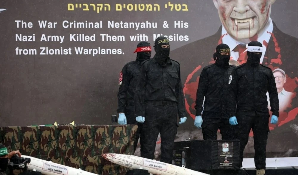 Cientos de combatientes de los brazos armados de la Resistencia palestina participaron en la entrega de los cuerpos.