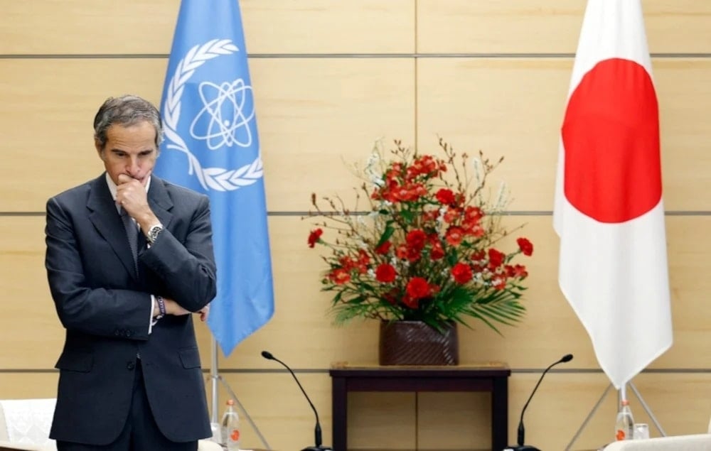 Grossi espera al primer ministro de Japón, Shigeru Ishiba, antes de su encuentro en la residencia oficial en Tokio. Foto: AFP