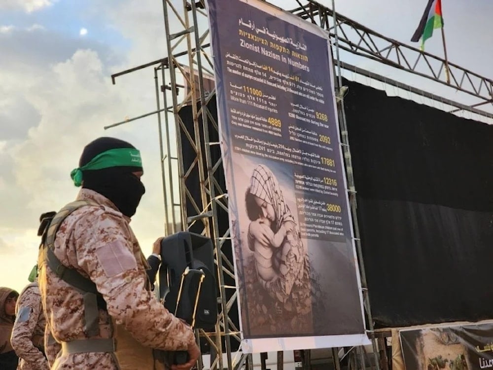 Pancarta elaborada por Hamas en el acto de entrega de los cuerpos de cuatro soldados israelíes en Khan Yunis.