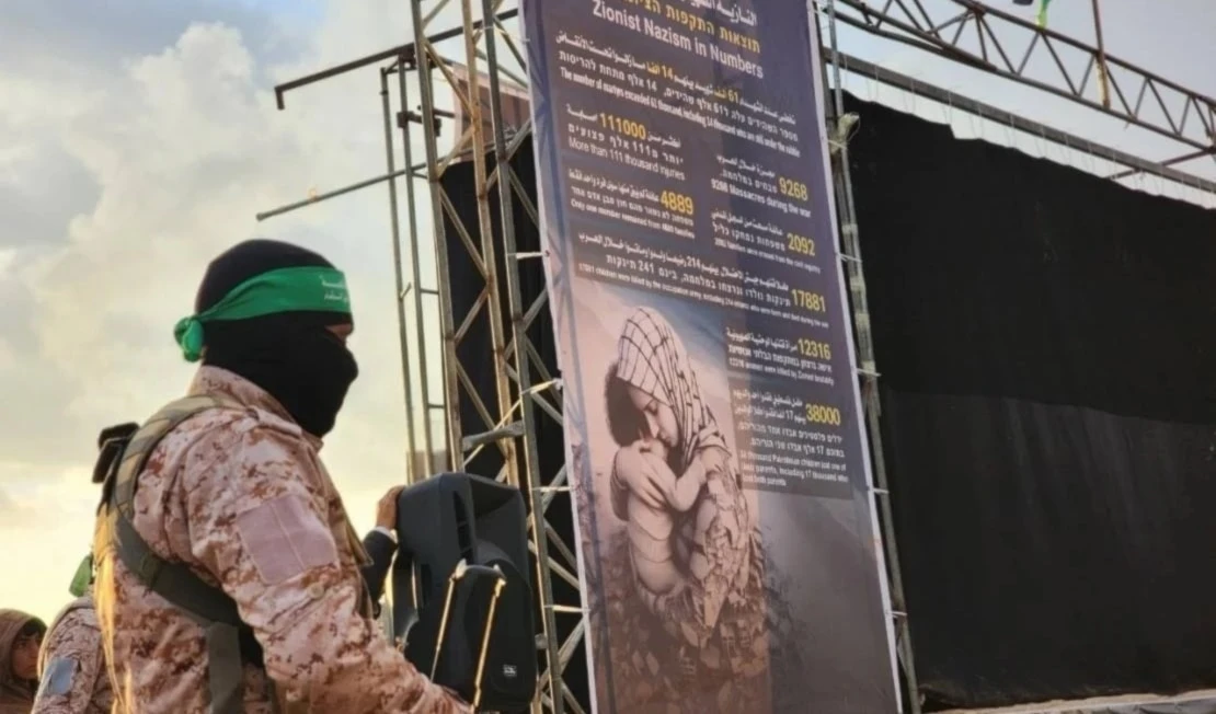 Pancarta elaborada por Hamas en el acto de entrega de los cuerpos de cuatro soldados israelíes en Khan Yunis.