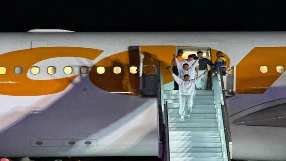 El vuelo del Plan Vuelta a la Patria arribó al Aeropuerto Internacional de Maiquetía, Simón Bolívar, mientras los connacionales entonaron notas del Himno Nacional.