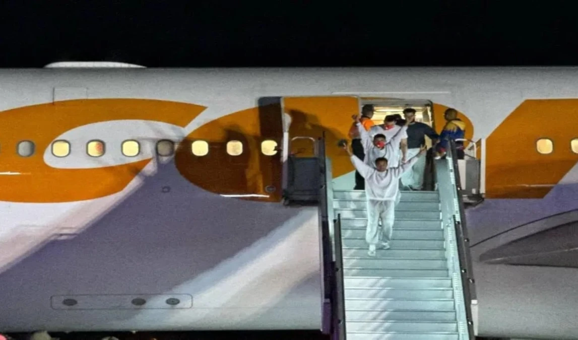 El vuelo del Plan Vuelta a la Patria arribó al Aeropuerto Internacional de Maiquetía, Simón Bolívar, mientras los connacionales entonaron notas del Himno Nacional.