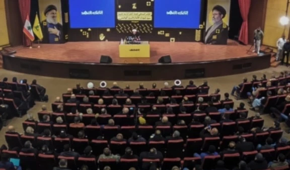 El vicepresidente del consejo ejecutivo de la Resistencia de Líbano (Hizbullah), sheikh Ali Damush, durante la conferencia de prensa del Comité Supremo para las Ceremonias Funerarias de Nasrallah y Safi al Din.