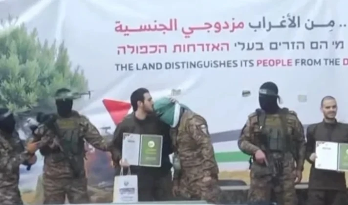 Exprisionero israelí, Omar Shem-Tov, besa cabeza de miembro de las Brigadas Al-Qassam en Gaza. Exprisionero israelí, Omar Shem-Tov, besa cabeza de miembro de las Brigadas Al-Qassam en Gaza.