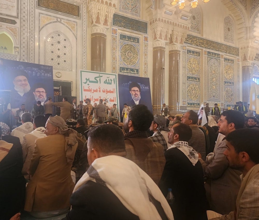  Funeral simbólico y servicio conmemorativo por los dos mártires, el líder histórico Sayyed Hassan Nasrallah y Sayyed Hashem Safi al-Din, en la Mezquita del Pueblo de Saná.