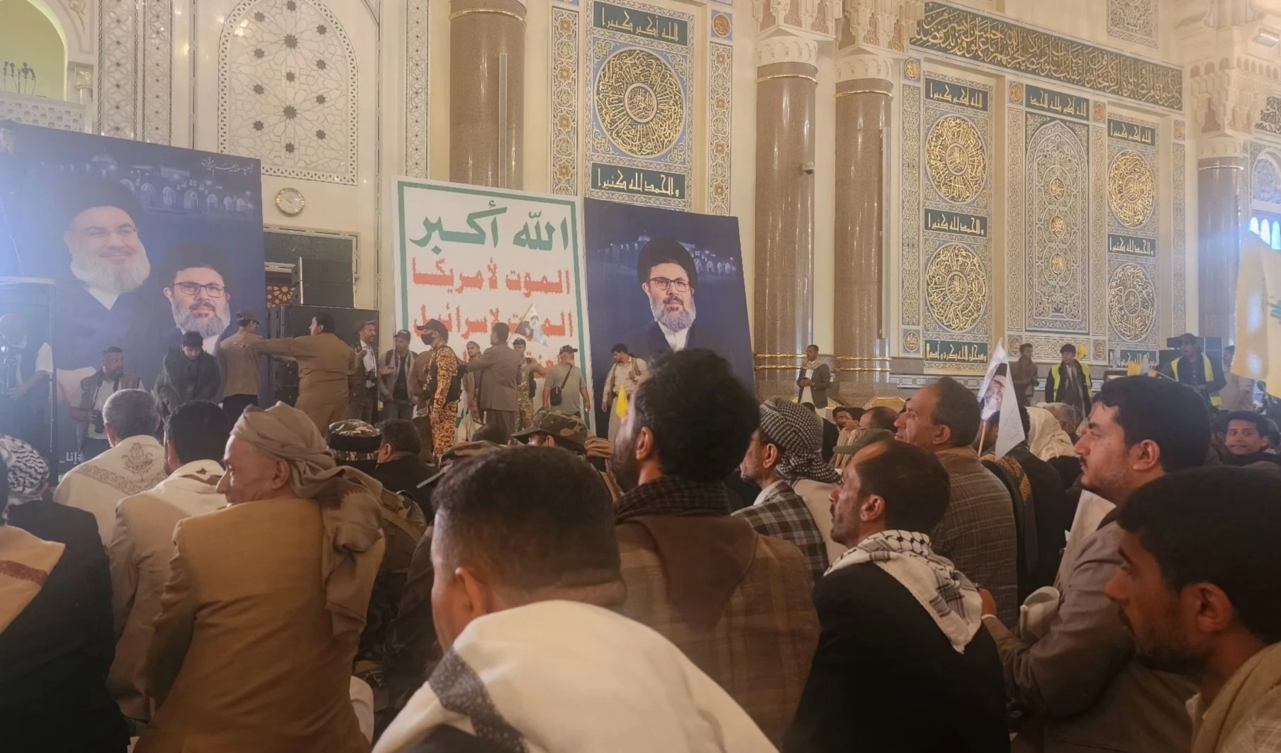 Funeral simbólico y servicio conmemorativo por los dos mártires, el líder histórico Sayyed Hassan Nasrallah y Sayyed Hashem Safi al-Din, en la Mezquita del Pueblo de Saná.