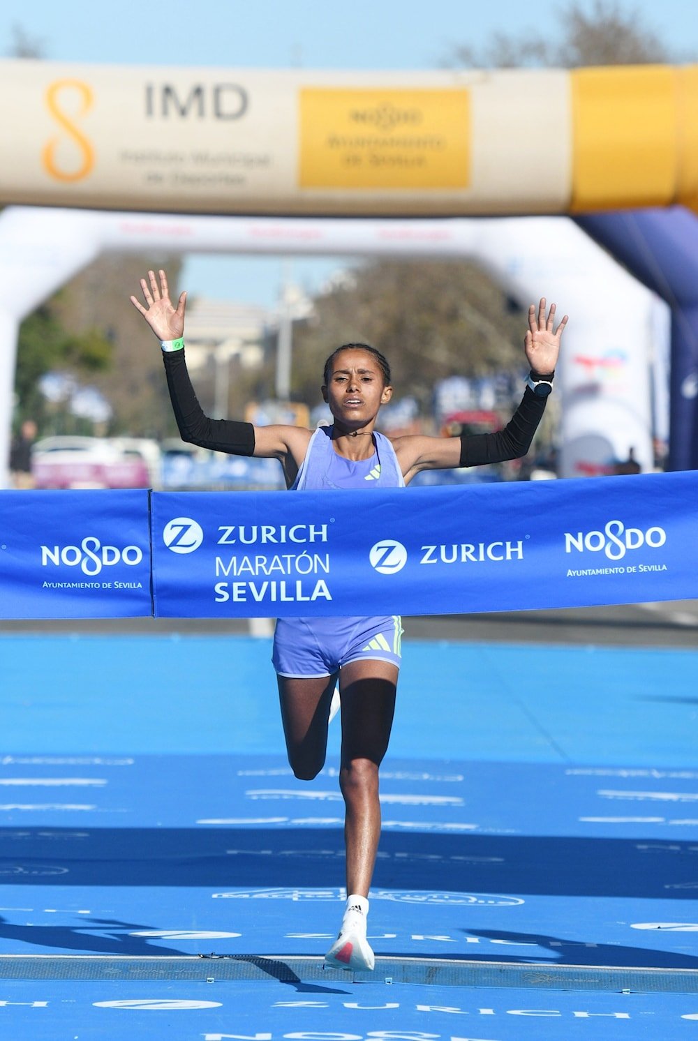 Fondistas de Etiopía lideran maratón de Sevilla, España.