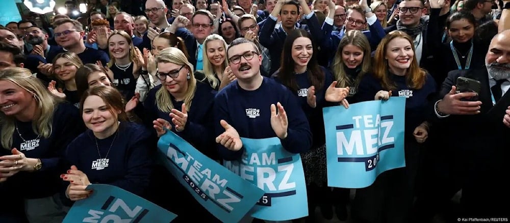 Seguidores de la unión conservadora CDU/CSU, con carteles con el nombre de su líder, Friedrich Merz (Foto: Reuters)