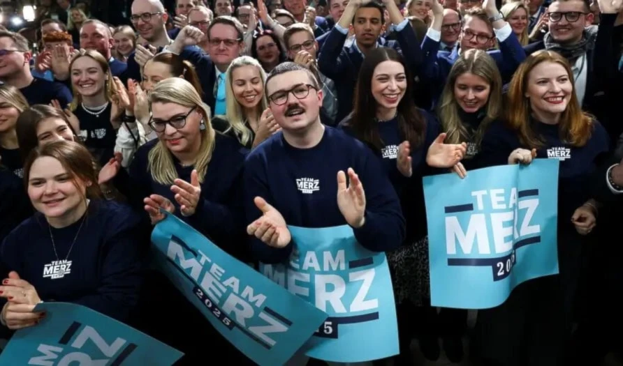 Seguidores de la unión conservadora CDU/CSU, con carteles con el nombre de su líder, Friedrich Merz (Foto: Reuters)