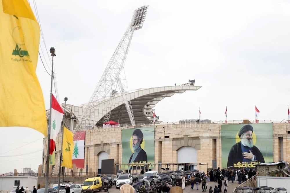 Imágenes del líder mártir de la Resistencia de Líbano (Hizbullah) Sayyed Hassan Nasrallah y su compañero Sayyed Hashem Safi al-Din, en la entrada de la Ciudad Deportiva Camile Chamoun en Beirut.