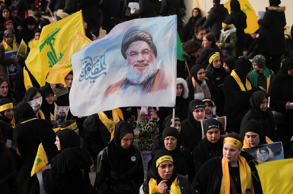 Miles de personas, vestidas de negro, ondean banderas de Hizbullah y retratos del Sayyed Nasrallah, en el estadio de Beirut. (Foto: Reuters)