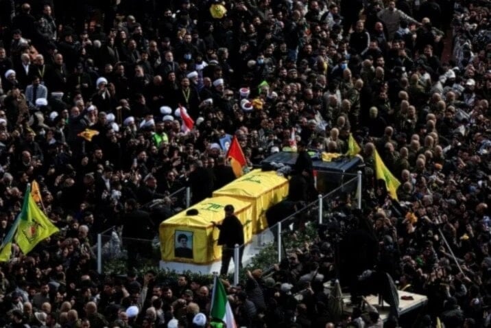 Procesión fúnebre avanza entre la multitud hasta llegar al santuario del mártir Sayyed Hassan Nasrallah (Foto: Reuters)