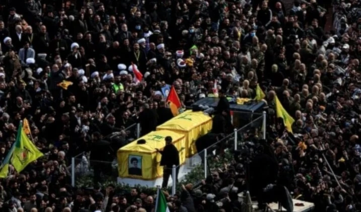 Procesión fúnebre avanza entre la multitud hasta llegar al santuario del mártir Sayyed Hassan Nasrallah (Foto: Reuters)