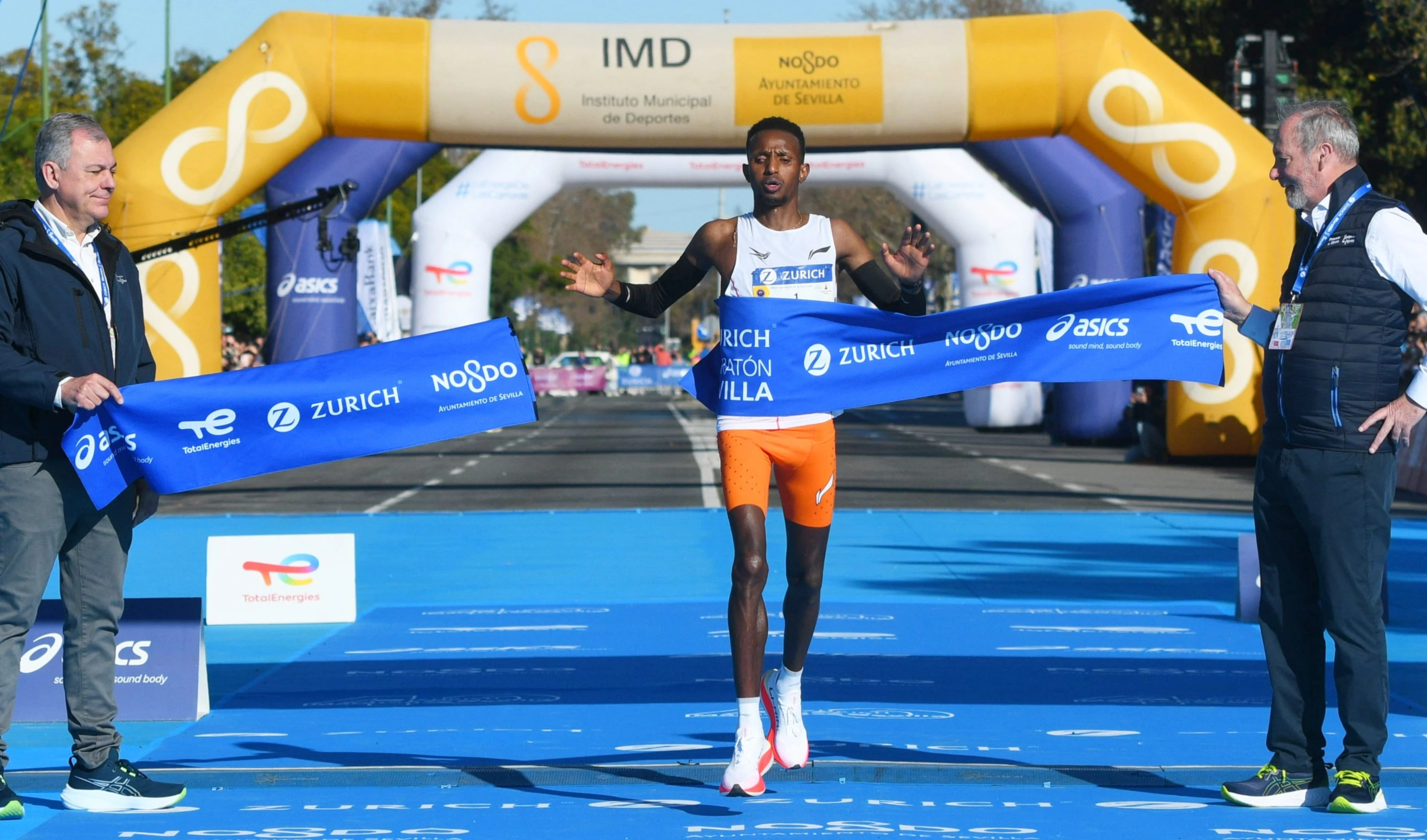 Fondistas de Etiopía lideran maratón de Sevilla, España.