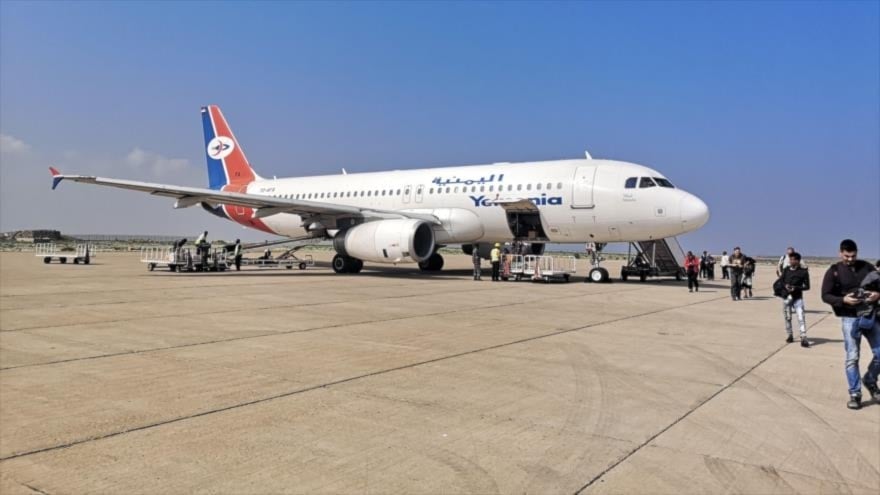 Un avión de pasajeros en el aeropuerto de Socotra, el único aeropuerto comercial que presta servicio a la isla yemenita en el mar Arábigo.