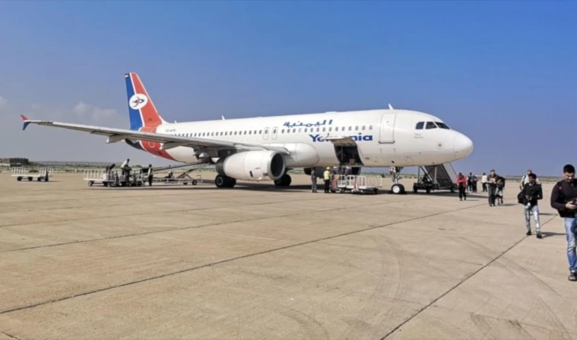 Un avión de pasajeros en el aeropuerto de Socotra, el único aeropuerto comercial que presta servicio a la isla yemenita en el mar Arábigo.