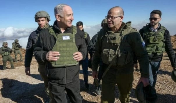 Las protestas sirias rechazan también las declaraciones de Netanyahu, quien pidió a las nuevas autoridades sirias retirar sus fuerzas armadas y armamento del sur de Damasco.