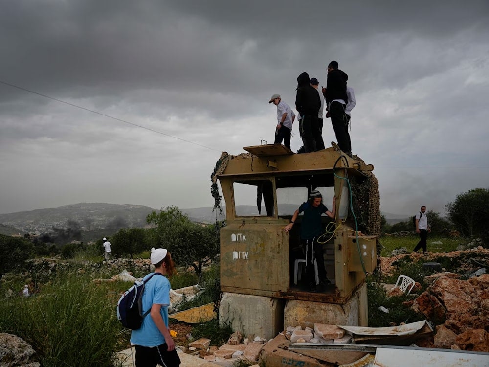 Colonos en el asentamiento de Eviatar, en Cisjordania, el 10 de abril de 2023.