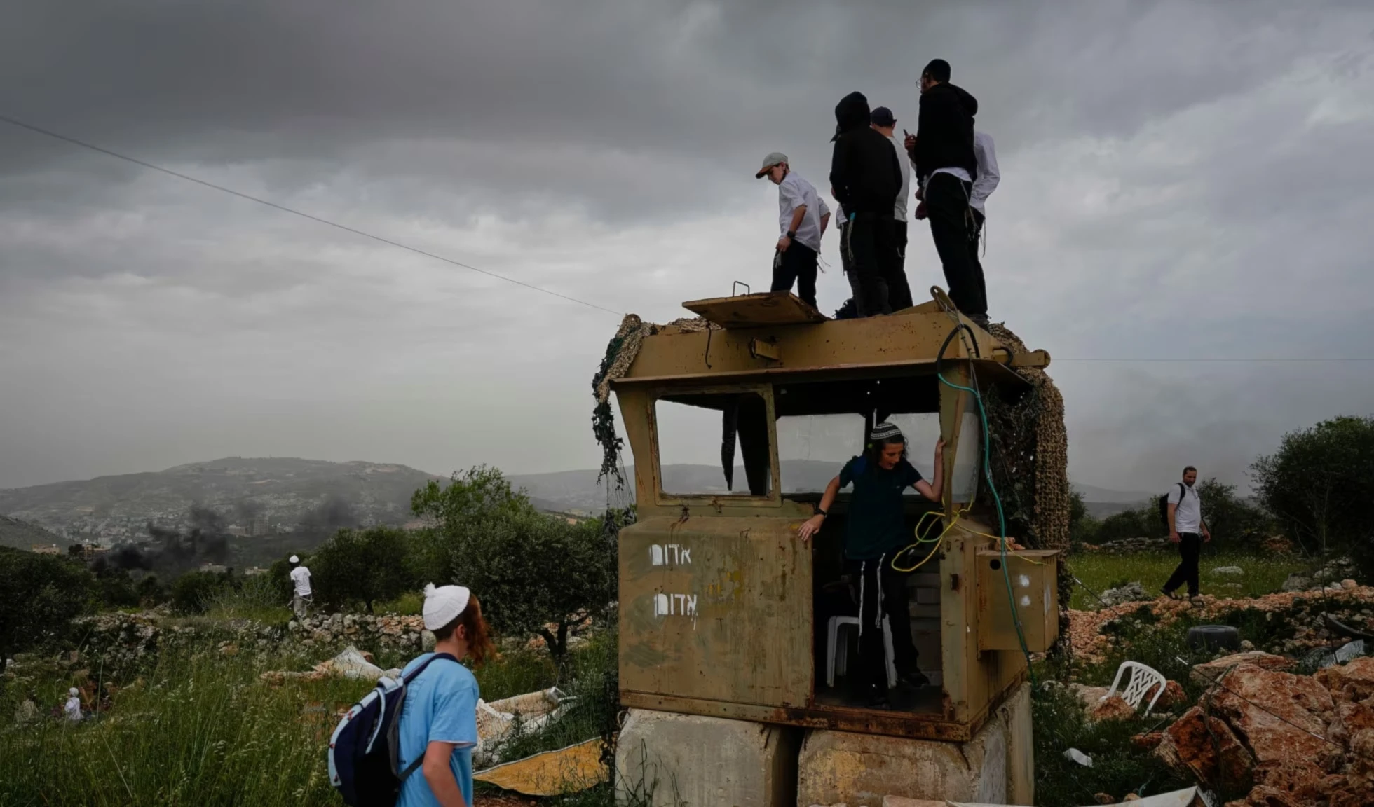 Colonos en el asentamiento de Eviatar, en Cisjordania, el 10 de abril de 2023.