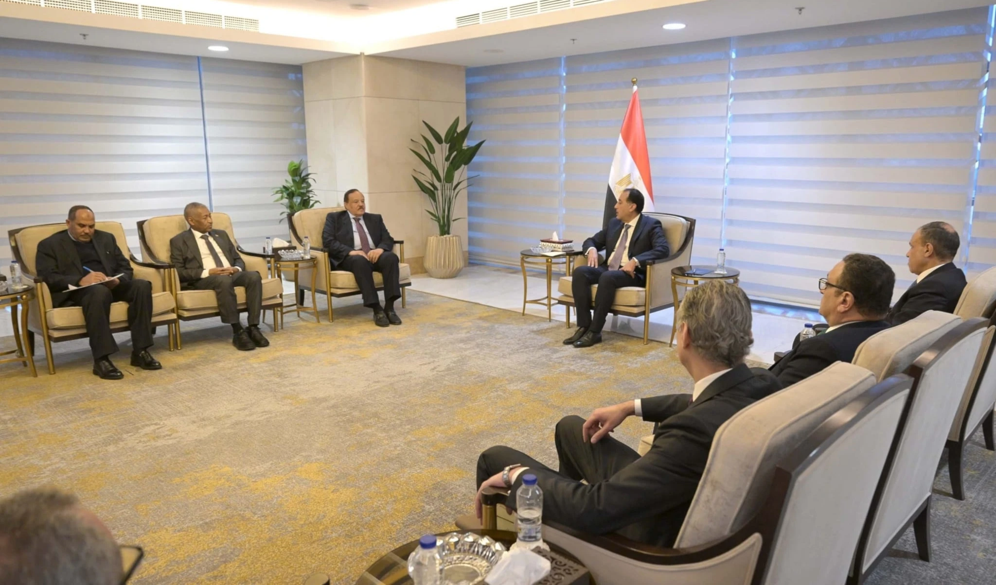 El primer ministro de Egipto, Mustafa Madbouli, recibió al canciller de Sudán, Ali Yousif Al-Sharif.