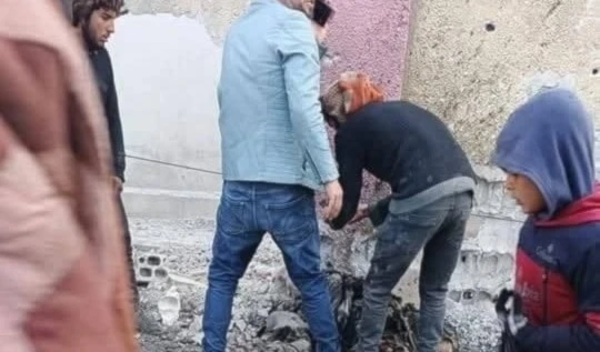 La gente inspecciona el objetivo del ataque aéreo en Alepo.