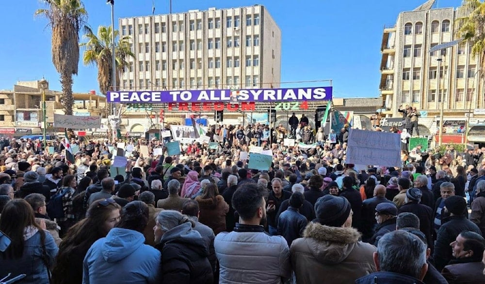 Manifestación multitudinaria en Sweida denunciando las declaraciones de Netanyahu en las que pidió al Estado sirio retirar sus fuerzas y armas del sur de Siria. (Foto: SANA)