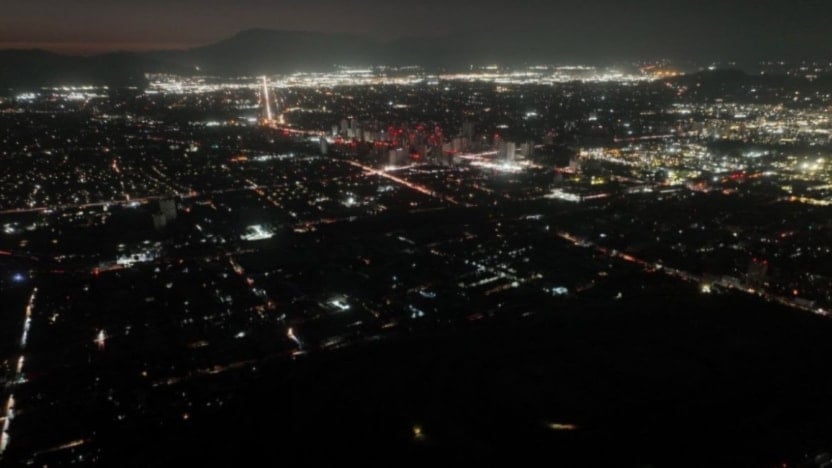 Vista aérea de Santiago, capital de Chile, la noche del 25 de febrero de 2025 durante el apagón masivo. (Foto: AFP)