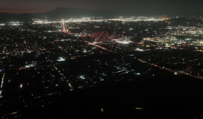 Vista aérea de Santiago, capital de Chile, la noche del 25 de febrero de 2025 durante el apagón masivo. (Foto: AFP) Vista aérea de Santiago, capital de Chile, la noche del 25 de febrero de 2025 durante el apagón masivo. (Foto: AFP)