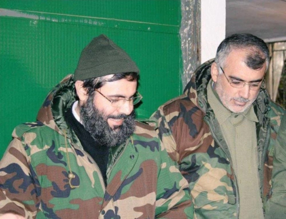 Sayyed Hashem Safi al-Din vestido de uniforme junto a Hajj Abu Ali Mortada en una fotografía sin fecha.