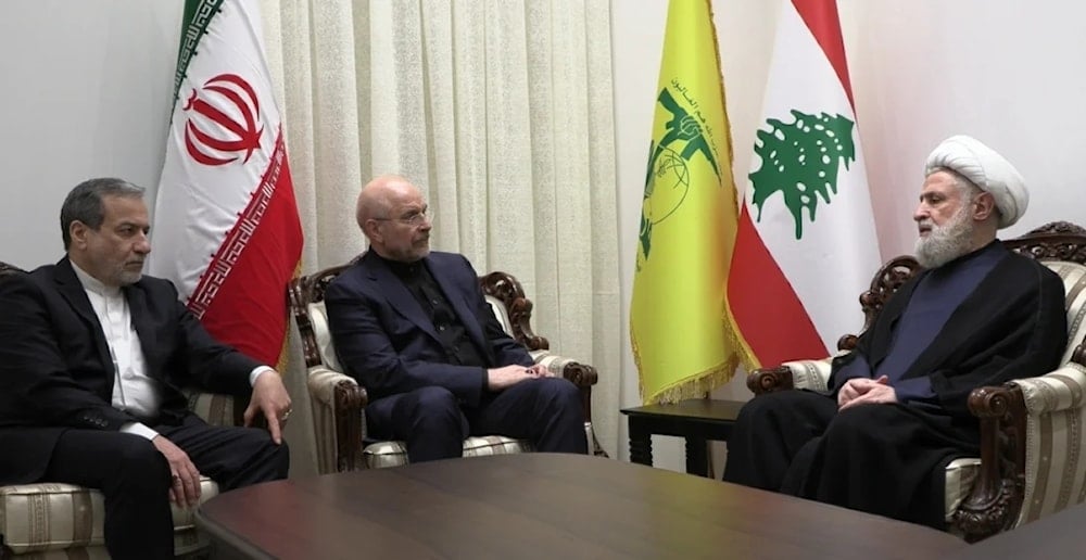 El secretario general de Hizbullah, el Sheikh Naim Qassem,  el ministro de Exteriores de Irán, Abbas Araghchi, y el presidente del Parlamento de Irán, Mohammad Baqer Qalibaf, durante su encuentro en Líbano.