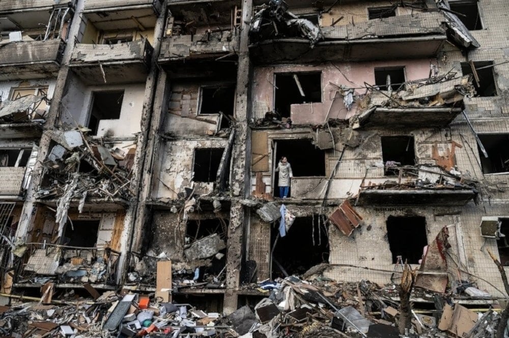 Un edificio en la capital de Ucrania dañado por los combates con Rusia (Foto: The New York Times)