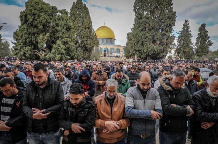 Palestinos realizan oraciones del viernes en la sagrada mezquita Al-Aqsa (Foto: Sitios web palestinos)