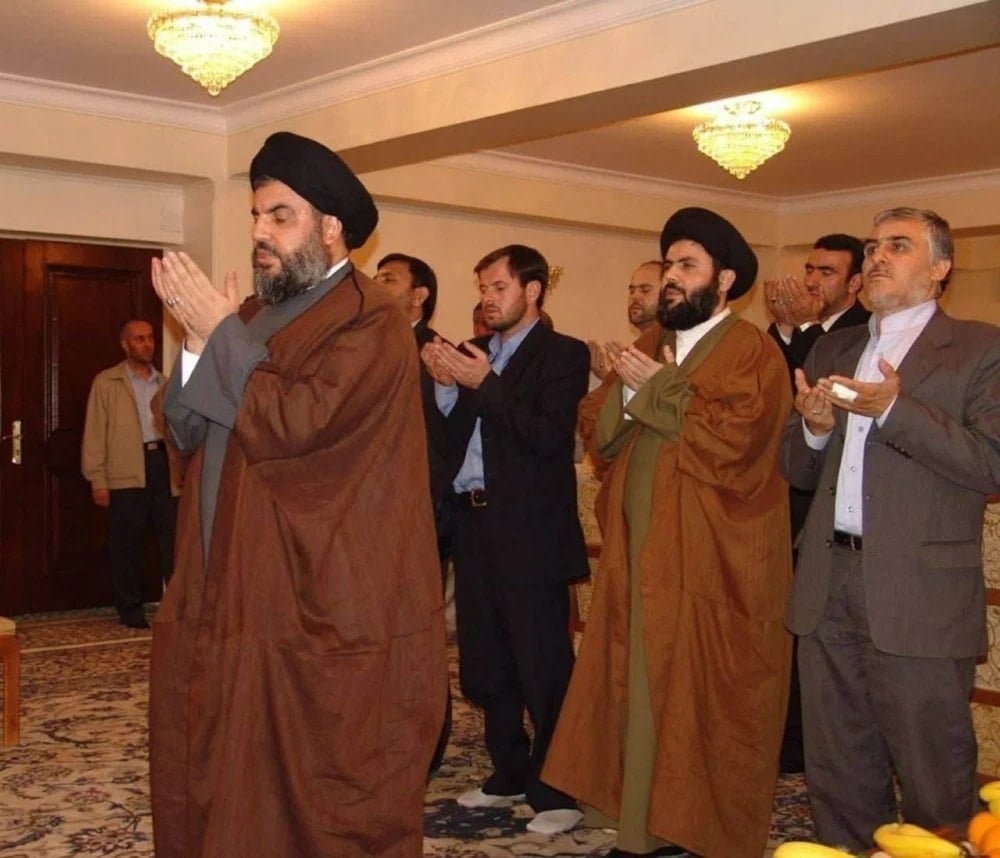  Sayyed Hashem Safi al-Din reza detrás de Sayyed Hassan Nasrallah.