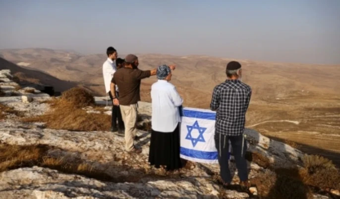 Daniella Weiss explora posibles ubicaciones destinadas a futuros asentamientos. Daniella Weiss explora posibles ubicaciones destinadas a futuros asentamientos.