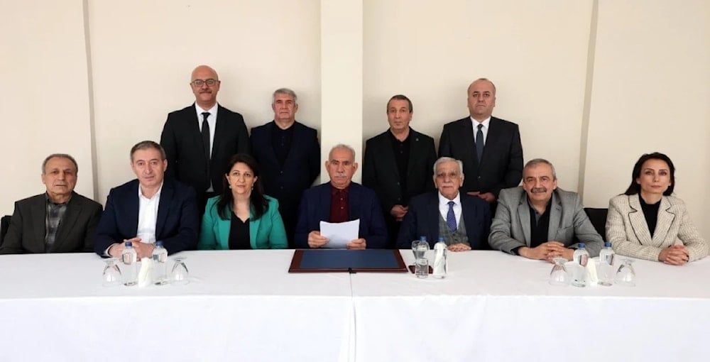 Al centro el líder del Partido de los Trabajadores del Kurdistán (PKK), Abdullah Öcalan, con una delegación del Partido de la Igualdad y la Democracia de los Pueblos.