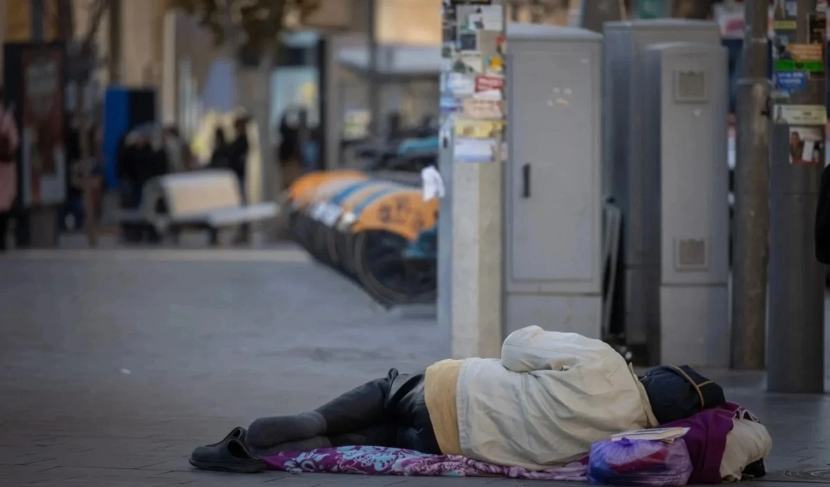 Personas sin hogar en las calles de Jerusalén.