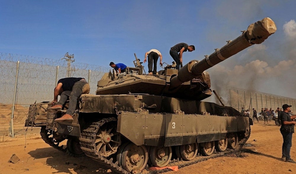 Un tanque israelí destruido en Gaza durante el inicio de la batalla Diluvio de Al Aqsa.