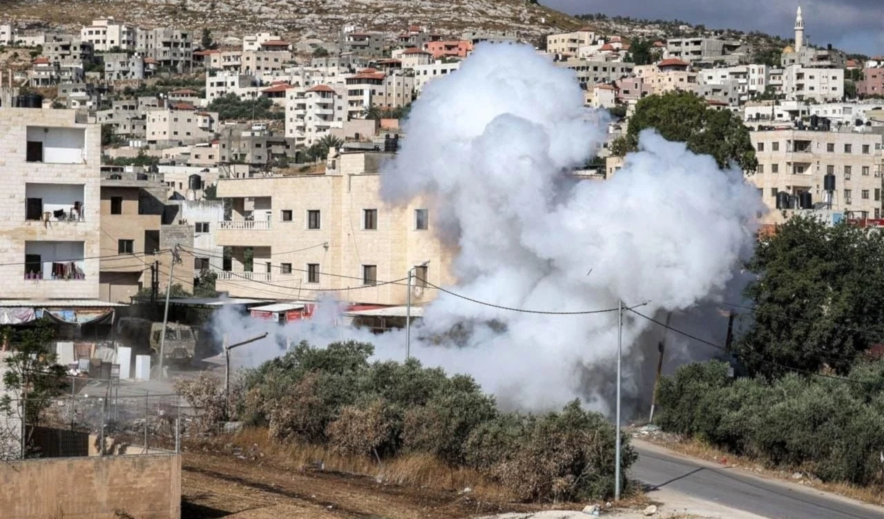 La Resistencia palestina emboscó a una fuerza de infantería israelí dentro del campamento de Fara. La Resistencia palestina emboscó a una fuerza de infantería israelí dentro del campamento de Fara.