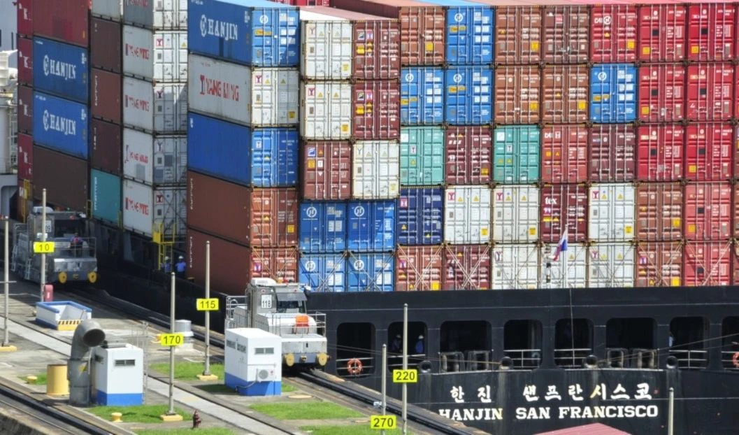 l buque portacontenedores Hanjin San Francisco en el canal de Panamá. l buque portacontenedores Hanjin San Francisco en el canal de Panamá.