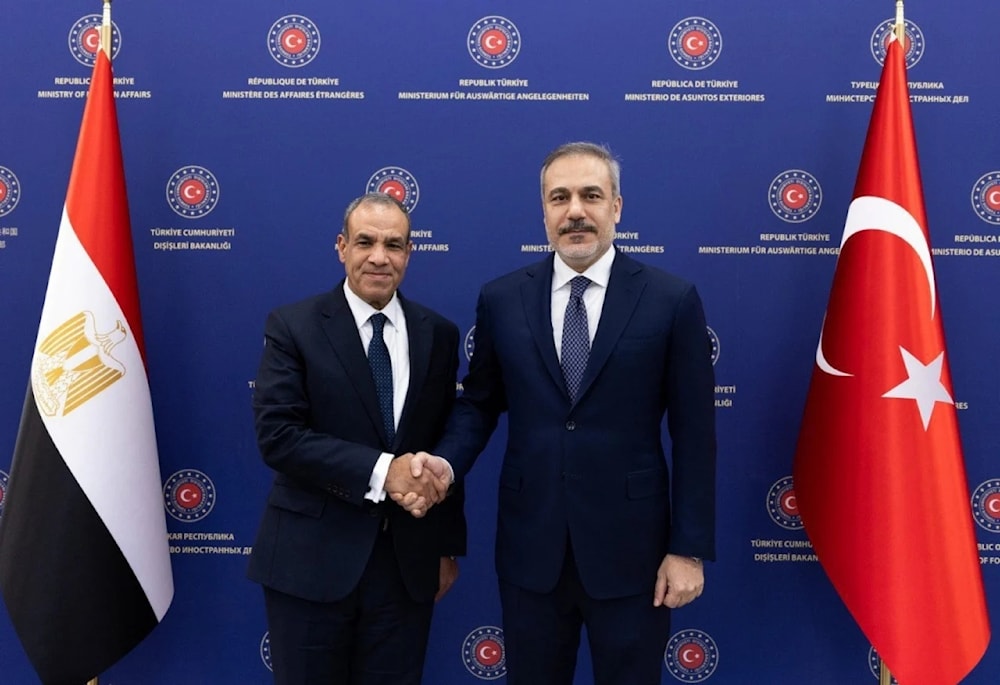 Los ministros de Asuntos Exteriores de Turquía y Egipto, Hakan Fidan (D) y Badr Abdel Aati (I), respectivamente, durante su encuentro en Ankara. 